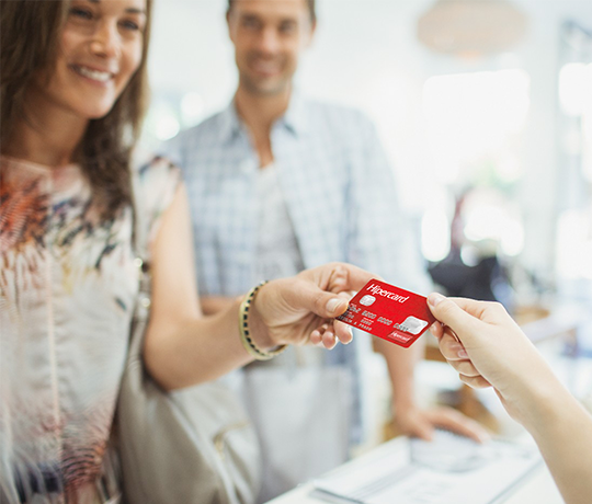 casal fazendo compras com o cartão de crédito Hipercard
