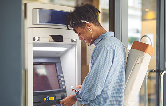 homem retirando dinheiro em um atm