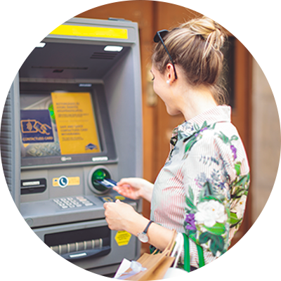 mulher retirando dinheiro em um atm